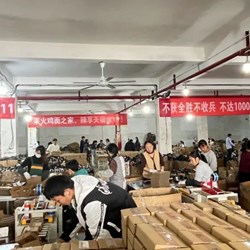 Anh cạnh tranh với người Hàn Quốc trên thị trường, một gói mì ăn liền được bán với giá 9 cent và đứng trong top 10 trong danh mục. Anh cạnh tranh với người Hàn Quốc trên thị trường, một gói mì ăn liền được bán với giá 9 cent và đứng trong top 10 trong danh mục.