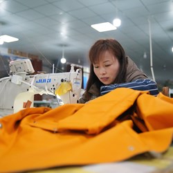 Chiếc áo khoác 100 nhân dân tệ đã trở nên phổ biến ở quận nhỏ này, với giá trị sản lượng hàng năm là 12 tỷ nhân dân tệ Chiếc áo khoác 100 nhân dân tệ đã trở nên phổ biến ở quận nhỏ này, với giá trị sản lượng hàng năm là 12 tỷ nhân dân tệ